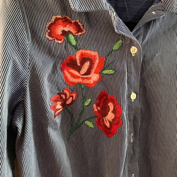 Button up shirt with strips and flowers - Picture 2 of 4